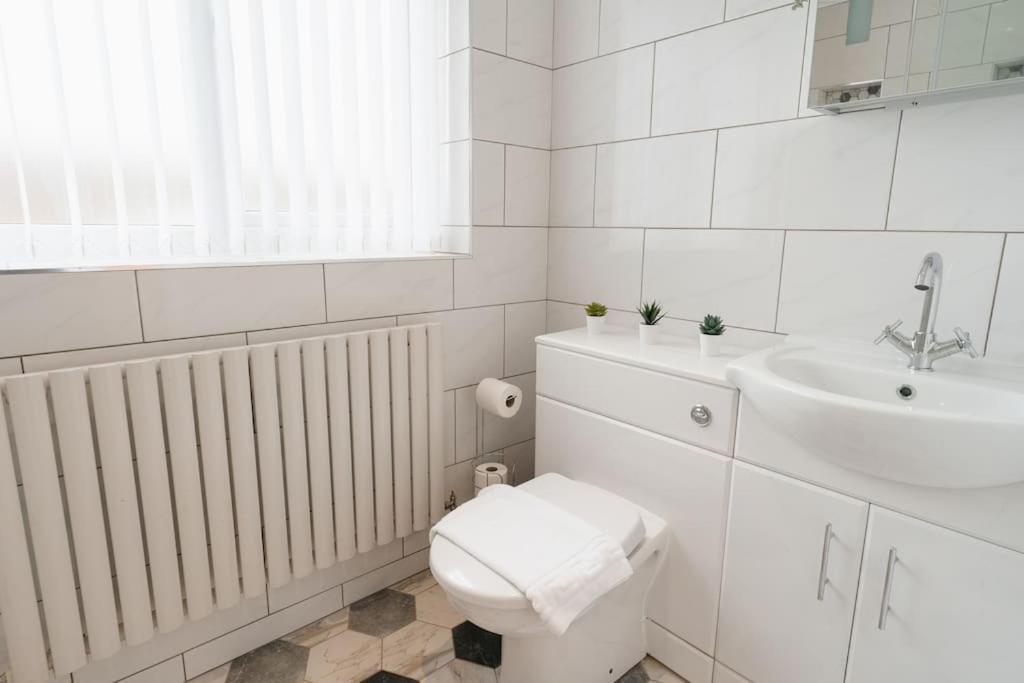 Prenton House, 3Br Close To Liverpool Birkenhead Eksteriør bilde